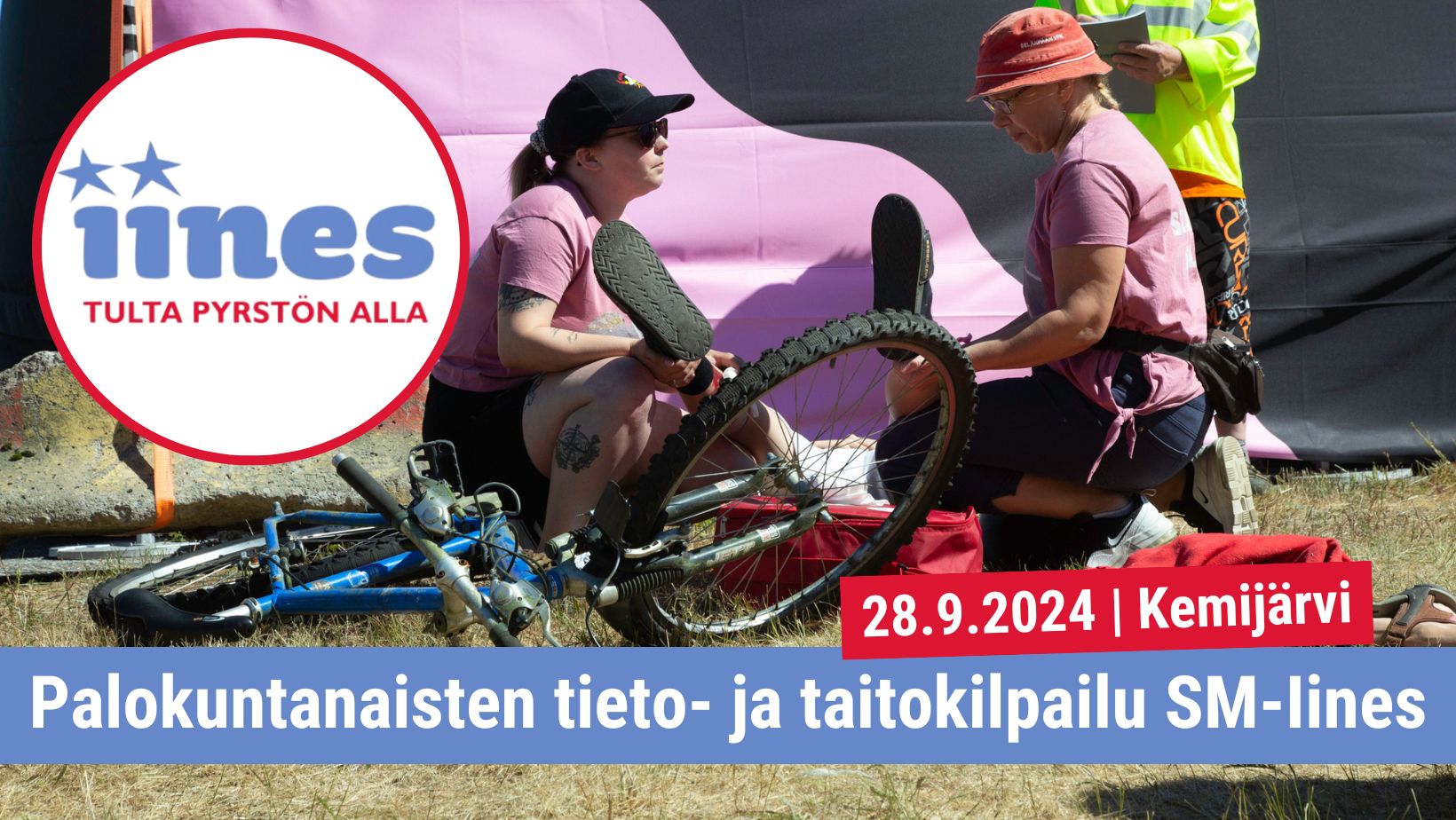 Kuvassa palokuntanaisia suorittamassa ensiaputehtävää. Teksti Palokuntanaisten tieto- ja taitokilpailu 28.9.2024 Kemijärvi. Iines tulta pyrstön alla -logo.